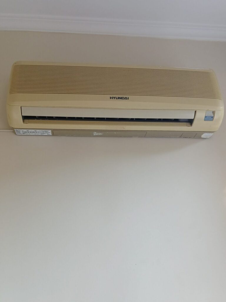 Aire acondicionado tipo split montado en la pared de una habitación