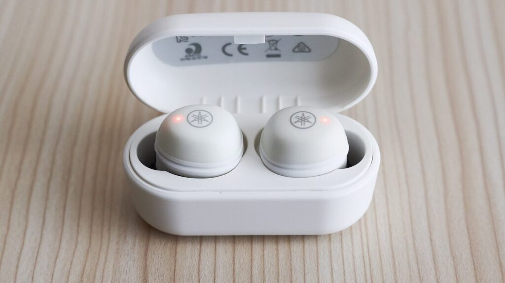 Auriculares inalámbricos bluetooth en su estuche de carga