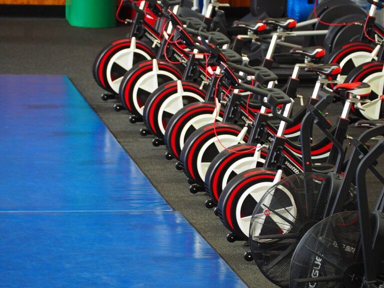 Fila de bicicletas fijas de spinning