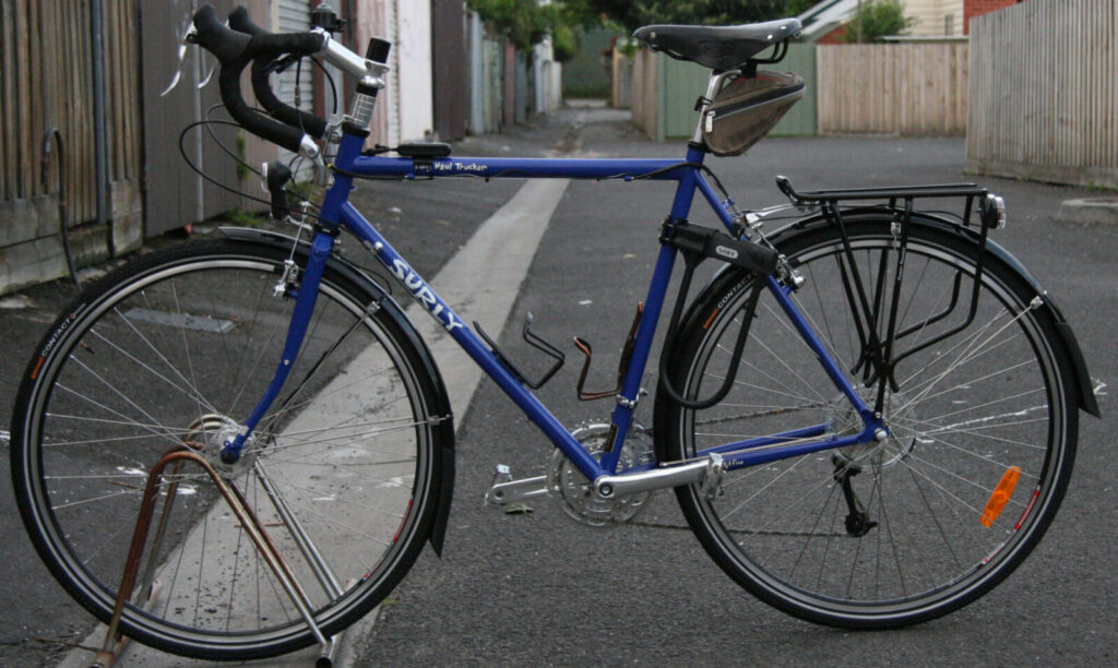 Bicicleta urbana de paseo estacionada en una calle