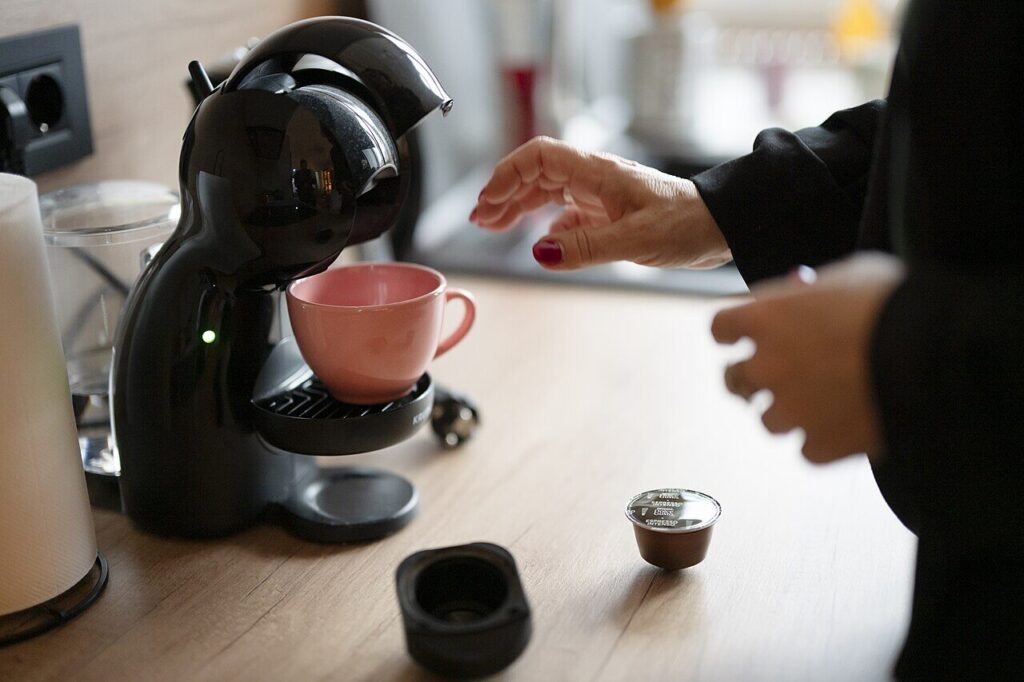 Cafetera de cápsulas preparando un café en la mesada