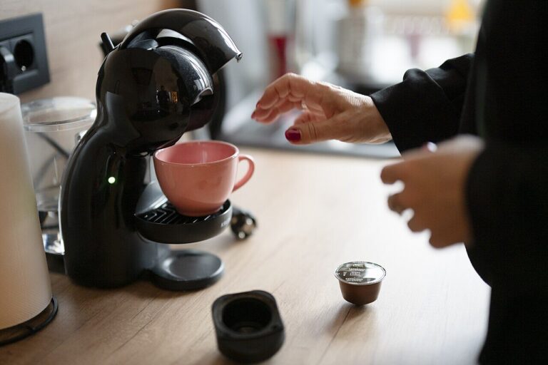 Cafetera de cápsulas preparando un café en la mesada