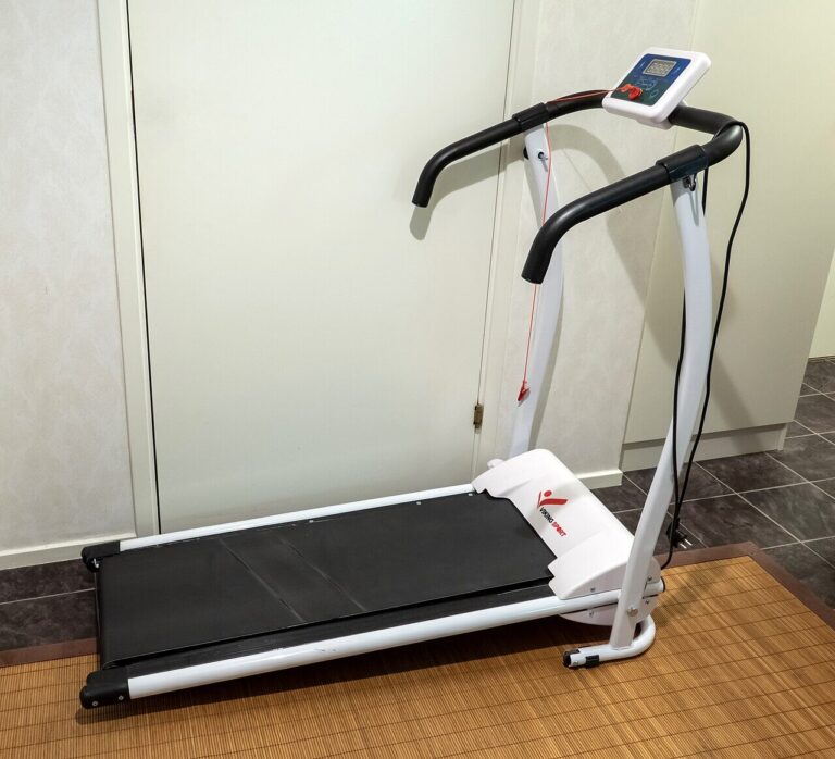 Cinta de correr plegable en un ambiente de casa
