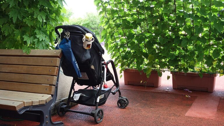 Cochecito de bebé plegable en una plaza