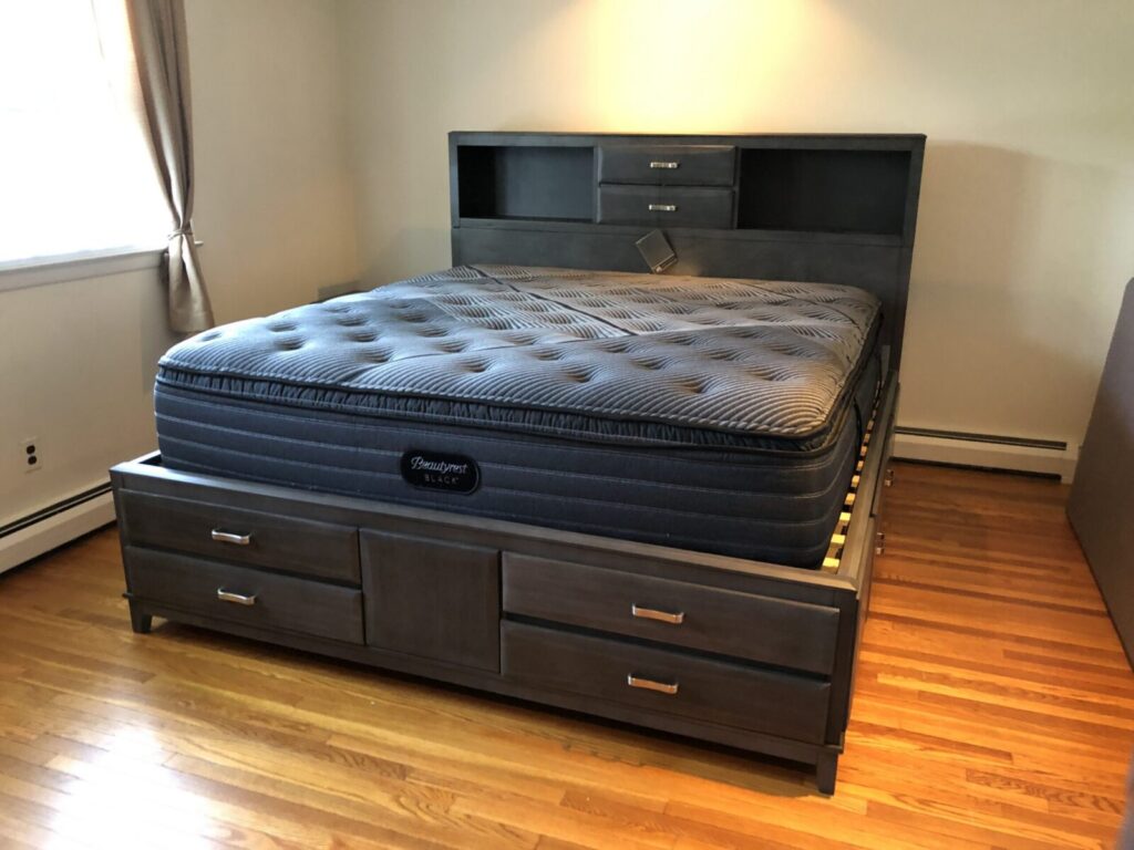 Colchón sobre una cama con marco de madera en un dormitorio